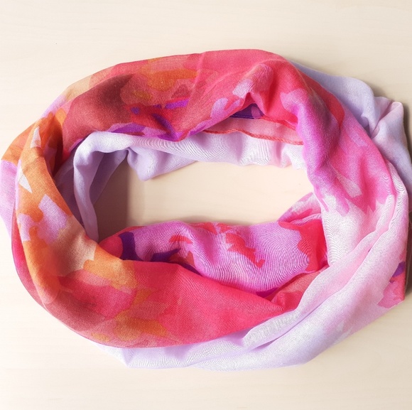 4 Scarfs! - Picture 2 of 8